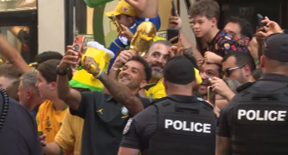Danilo com torcedores na chegada da Seleção