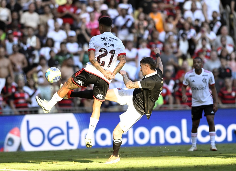 Vegetti chutando para marcar gol em Vasco x Flamengo — Foto: André Durão