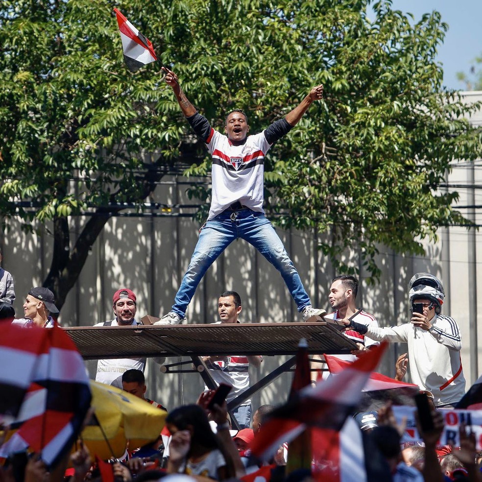 Torcedores fazem festa em frente ao CT do São Paulo na véspera de Copa do Brasil — Foto: São Paulo FC
