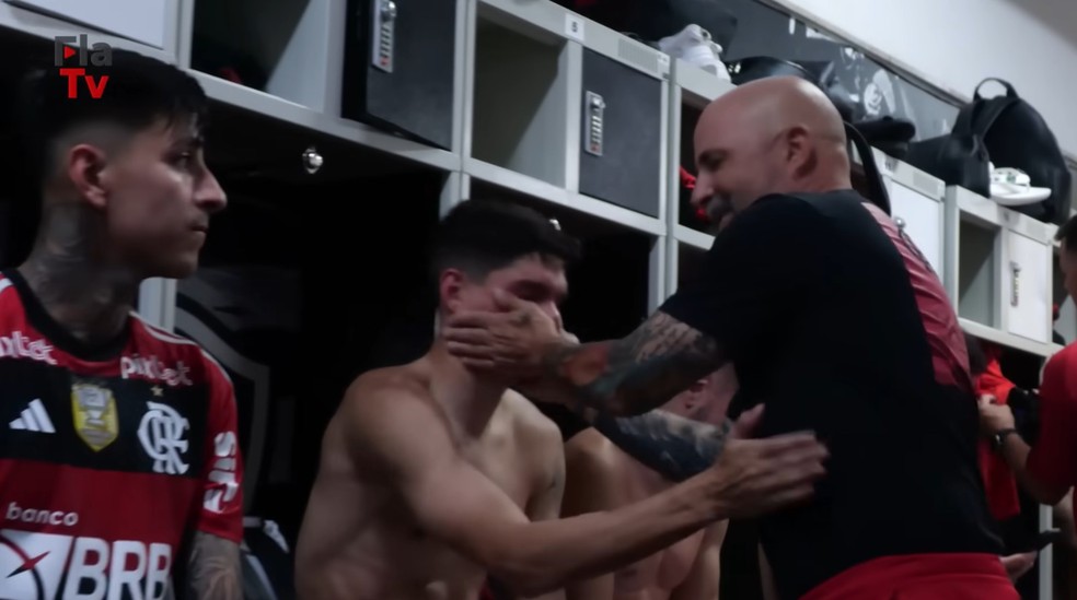 Sampaoli com Ayrton Lucas e Pulgar no vesti�rio do Flamengo � Foto: Reprodu��o / FlaTV
