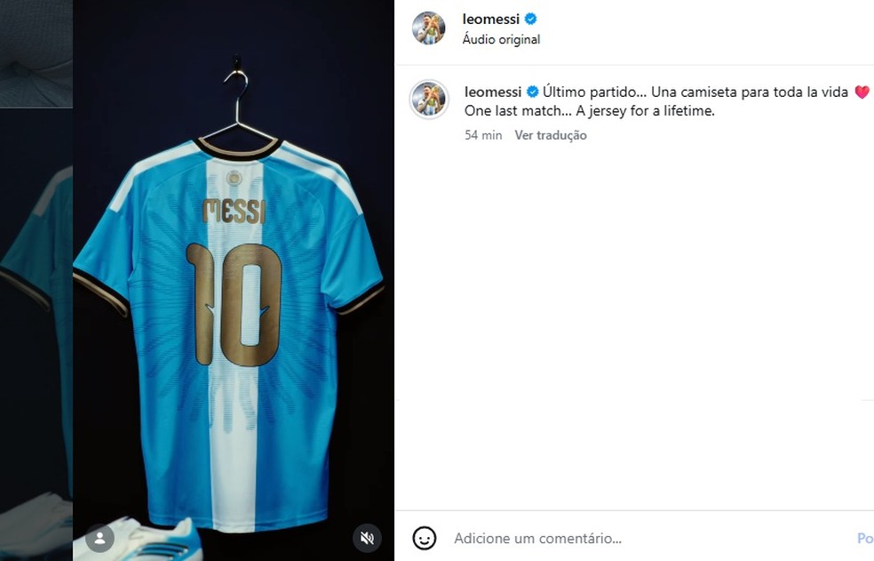 Lionel Messi apresenta a camisa para o jogo de despedida da seleção argentina — Foto: Reprodução