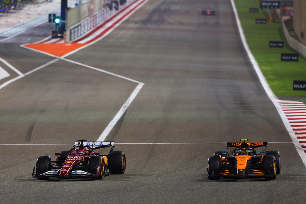 Lando Norris luta por posição com Charles Leclerc durante o GP do Bahrein, em Sakhir — Foto: Andy Hone/LAT Images