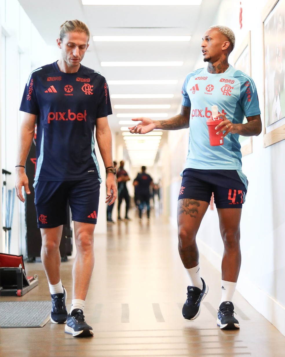 Filipe Luís e Wesley no CT do Flamengo — Foto: Gilvan de Souza / CRF