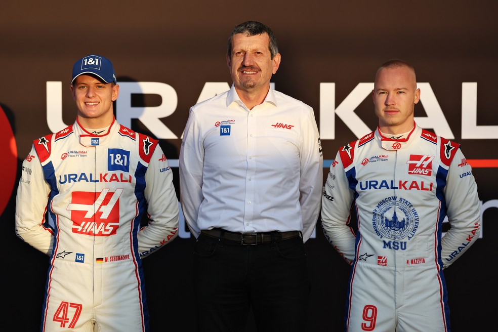 Mick Schumacher, Guenther Steiner e Nikita Mazepin no lançamento do VF-22 — Foto: Mark Thompson/Getty Images