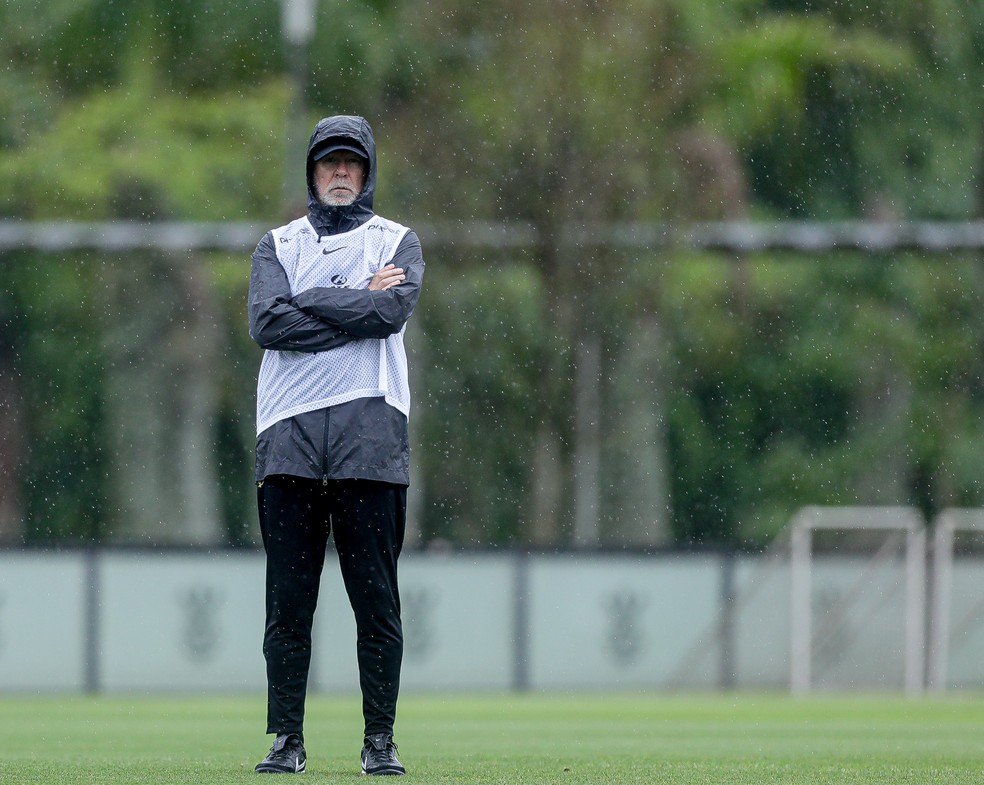Mano Menezes comandou treino do Timão no CT — Foto: Rodrigo Coca/Agência Corinthians