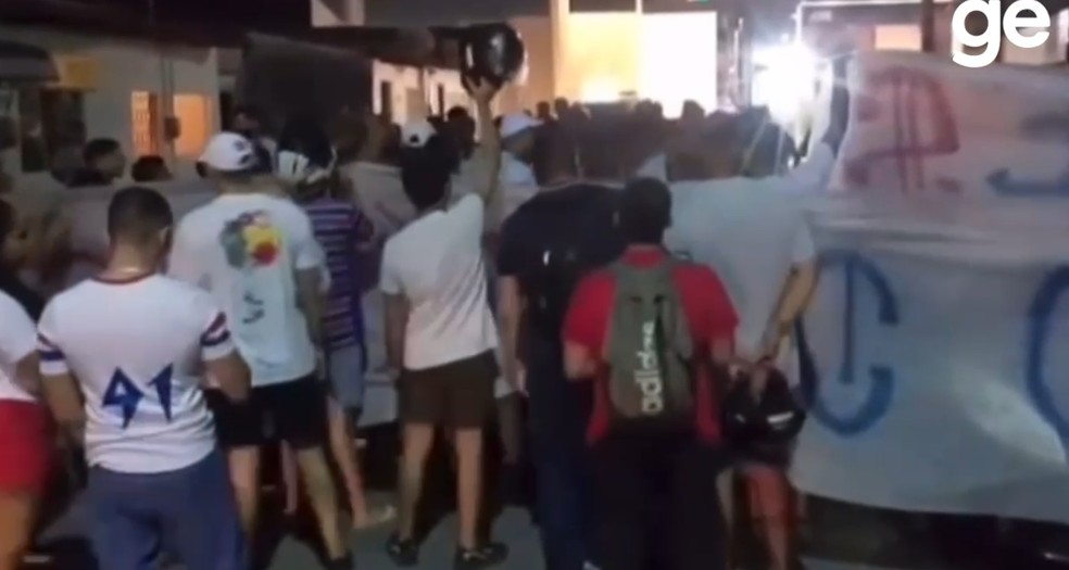 Torcida do Fortaleza pressiona elenco em saída do CT na madrugada: "Parece várzea"