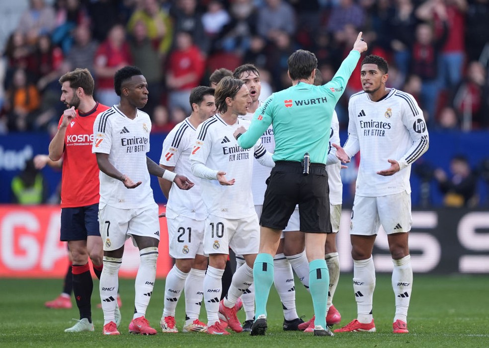 Jude Bellingham reclama após expulsão em Osasuna x Real Madrid — Foto: Getty Images