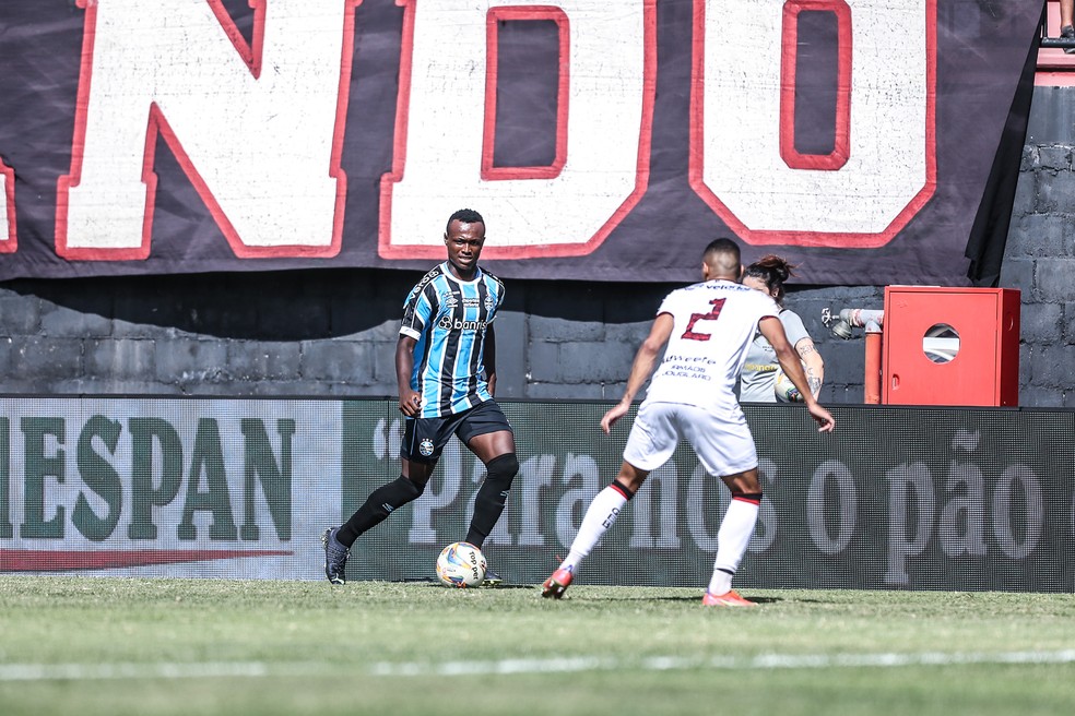 Nathan Fernandes em vitória do Grêmio sobre o Brasil — Foto: Everton Silveira/Grêmio