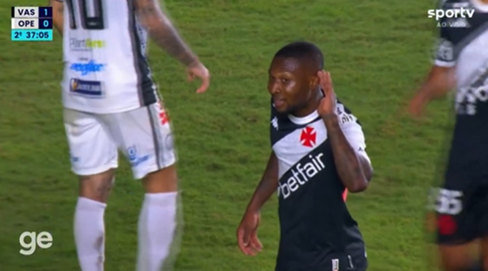 Loide Augusto coloca mão no ouvido durante Vasco x Operário — Foto: Reprodução