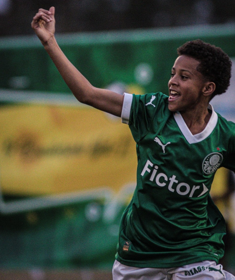 PH Neto comemora durante partida do Palmeiras — Foto: Reprodução