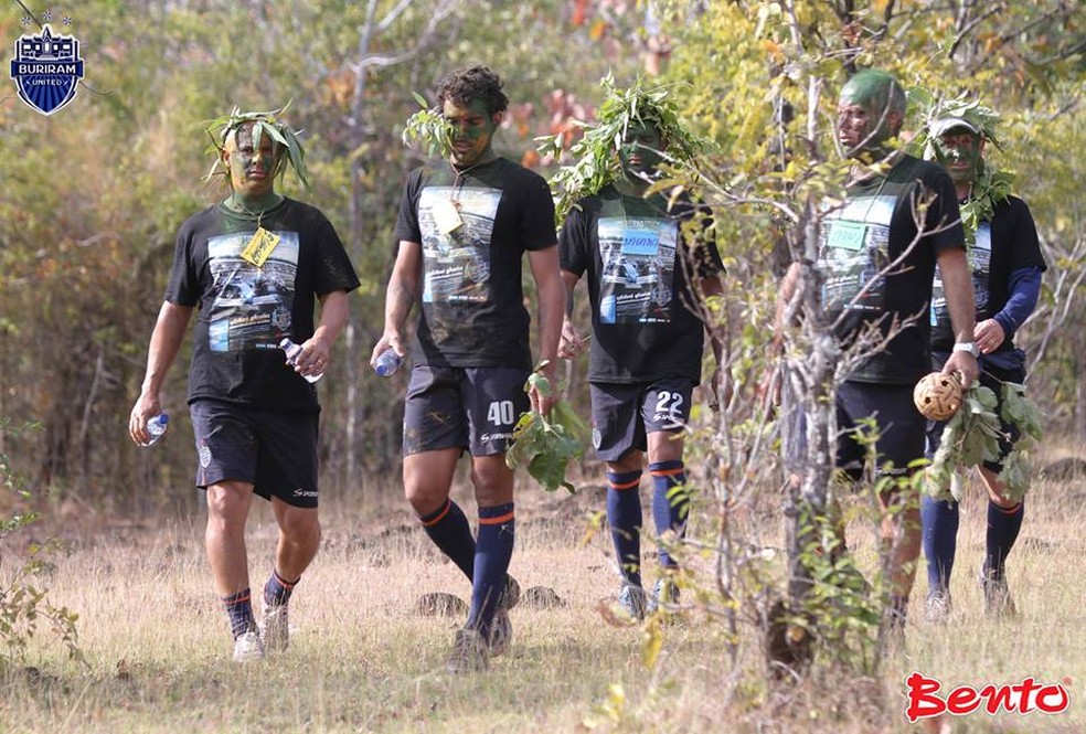 Diogo (número 40) participa de treinamento militar obrigatório em clube da Tailândia — Foto: Acervo pessoal