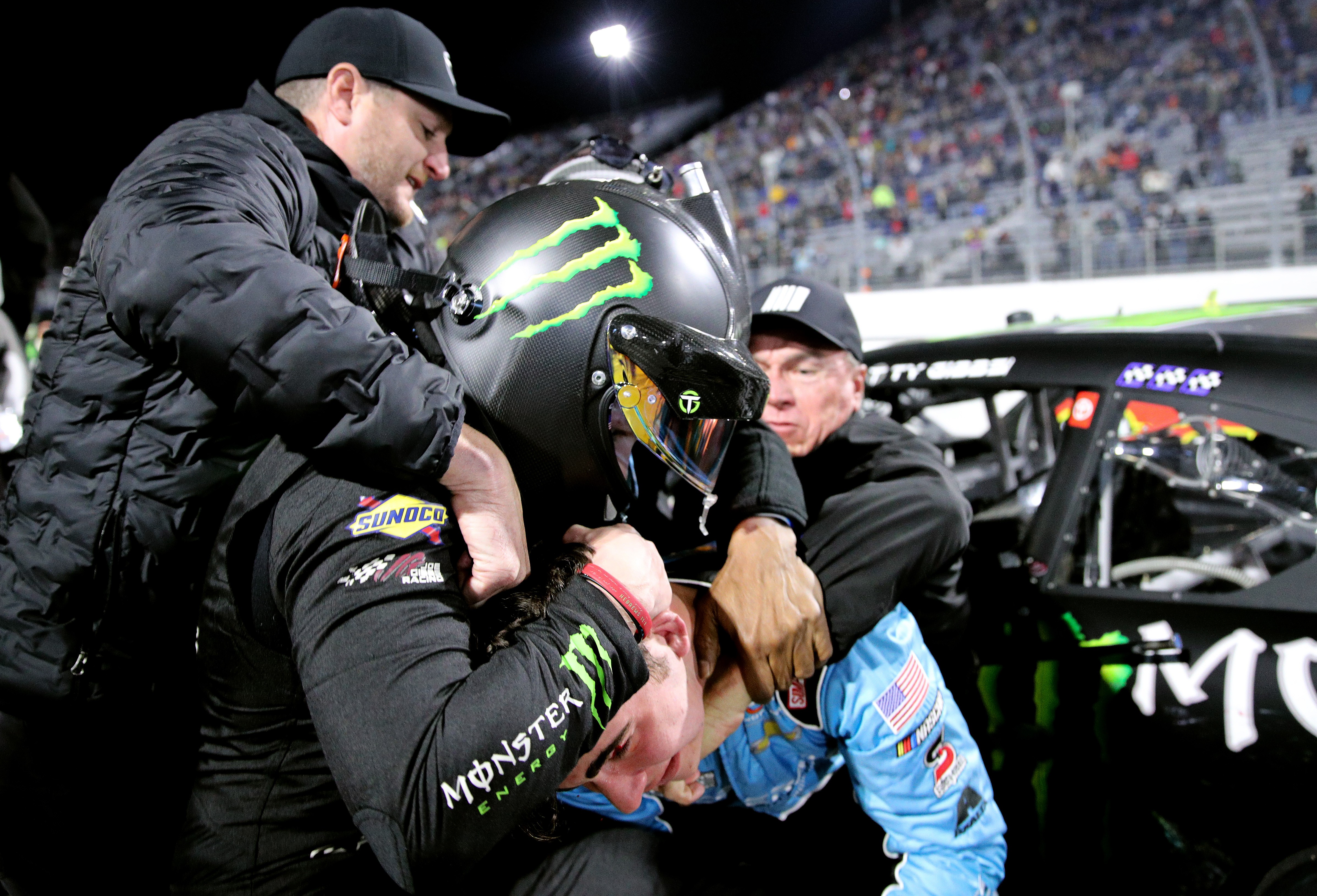 Pilotos trocam socos após batida em corrida da Nascar; veja | Ge