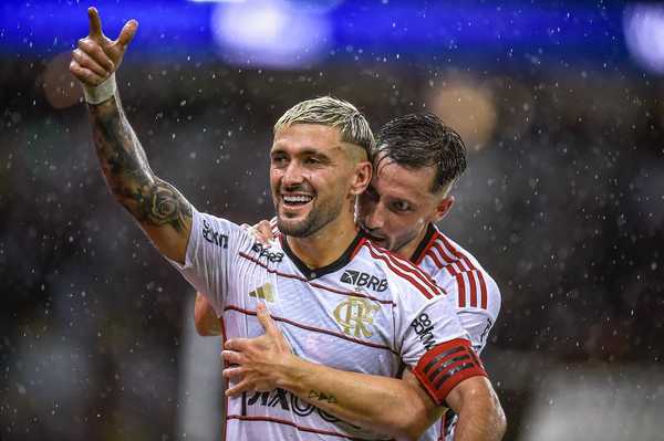 Varela provoca com imagem de Viña e Arrascaeta após gol do Flamengo: Treme, DiCaprio