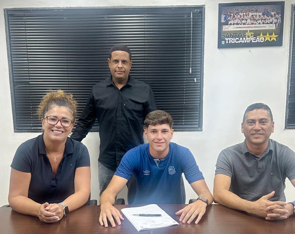 Benício Posse assina contrato com o Santos — Foto: Divulgação