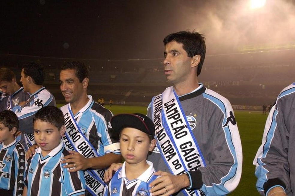 Mauro Galvão (D) venceu a Copa do Brasil e o Gauchão de 2001 pelo Grêmio