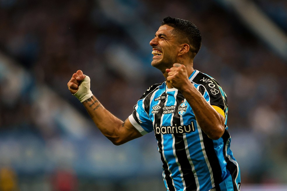 Suárez comemora gol do Gremio contra o Vasco — Foto: Silvio Avila/AFP