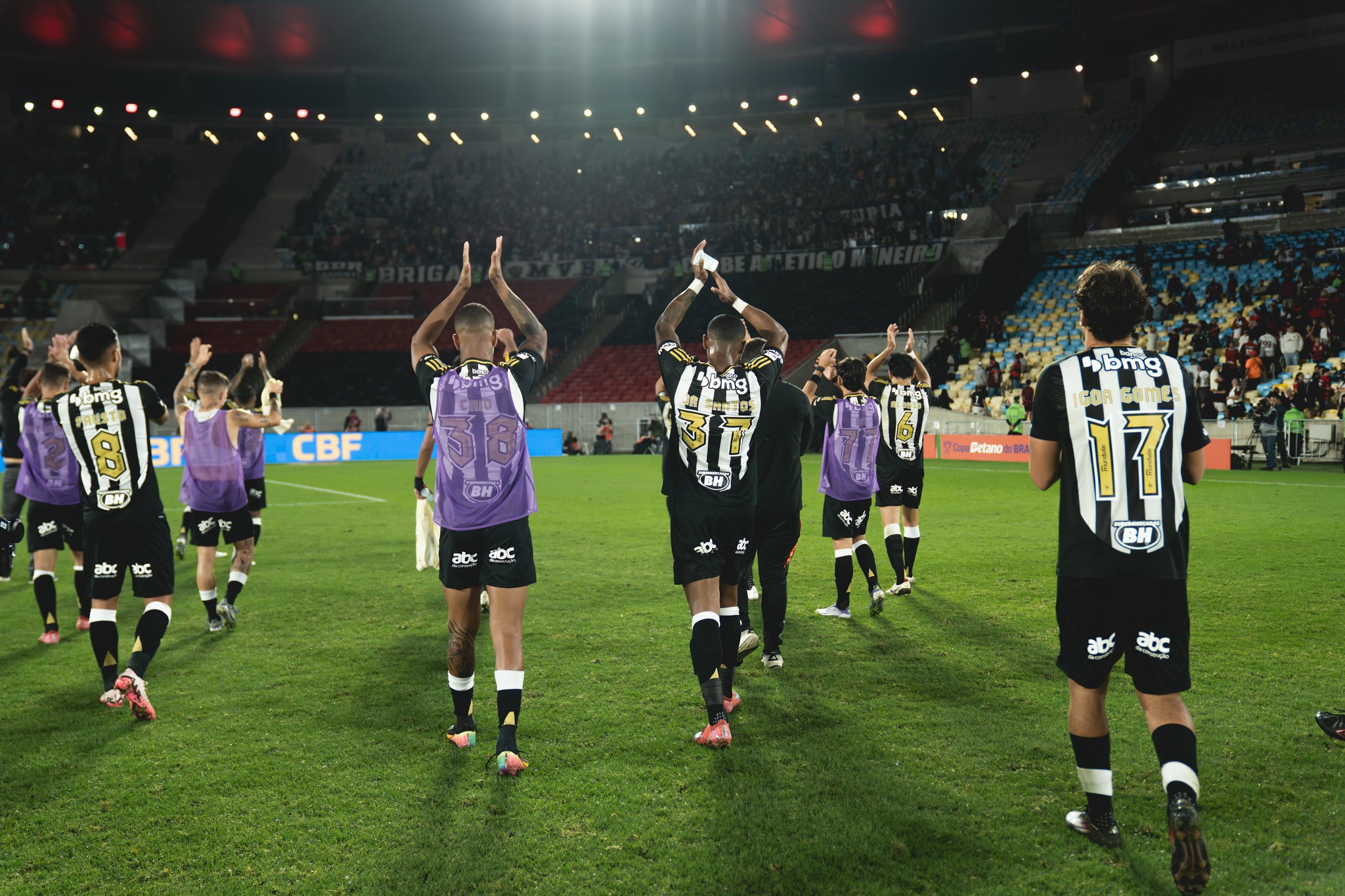Atlético-MG quita atrasados com jogadores