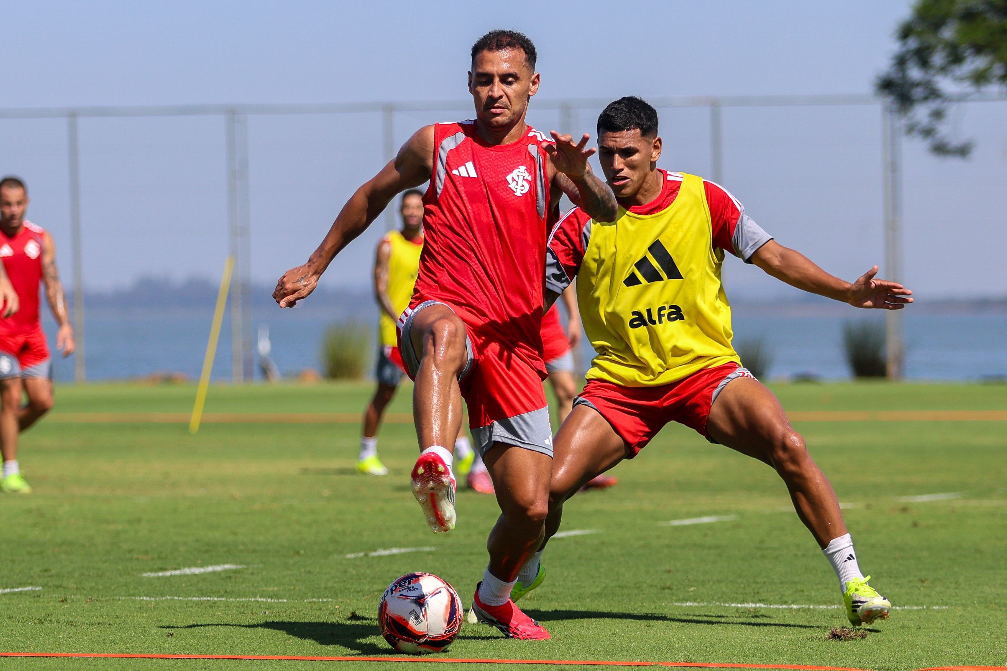 Inter volta a treinar e começa a definir novo lateral para o Gre-Nal | Ge