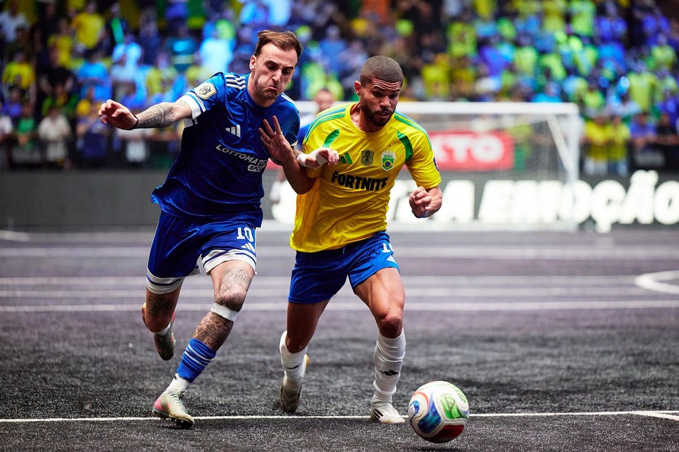 Lipão disputa bola com Perrotti em Brasil x Itália na Kings League — Foto: Rebeca Schumacker/Quality Sport Images
