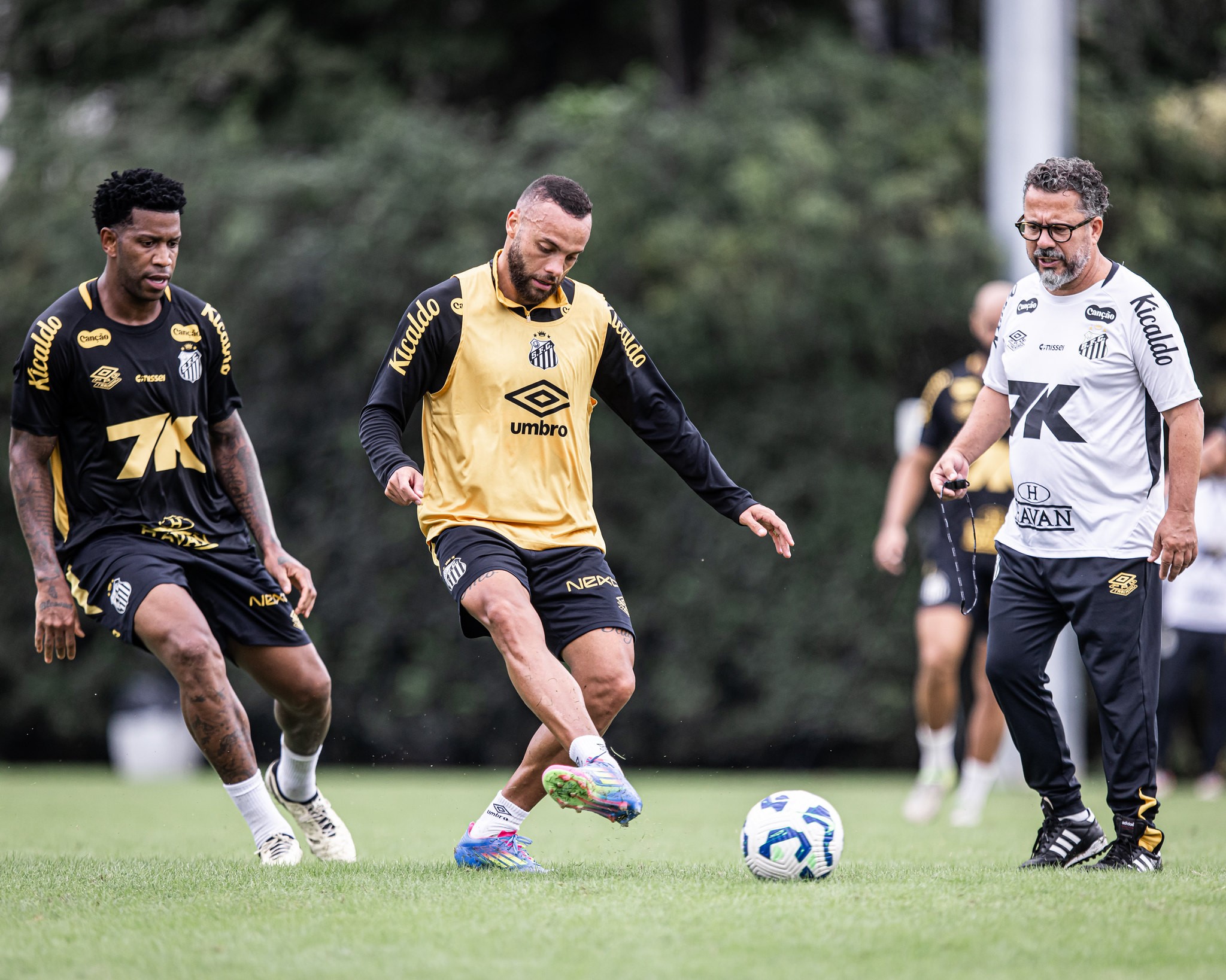 Cleber Xavier avalia prós e contras da parada e mira evolução do ataque do Santos
