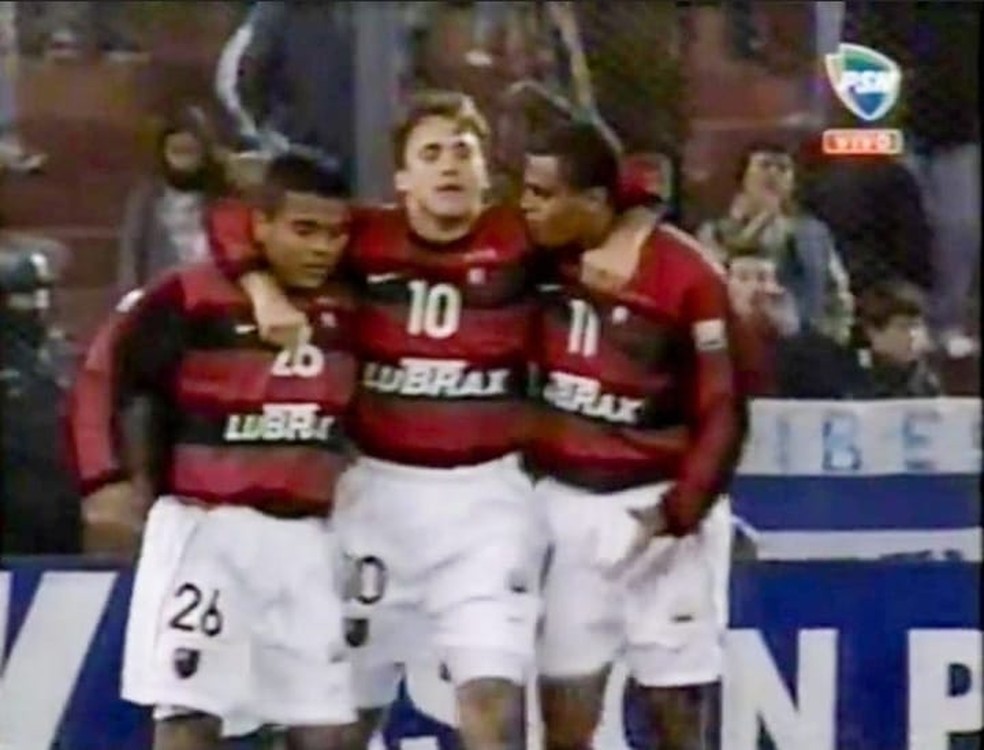 Roma, Petkovic e Denilson pelo Flamengo em 2001 — Foto: Reprodução/PSN