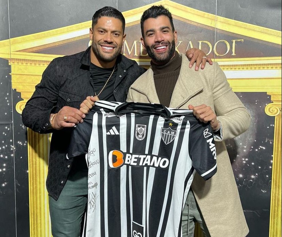 Hulk presenteia Gusttavo Lima com camisa do Atlético-MG; cantor é torcedor do Cruzeiro — Foto: Reprodução