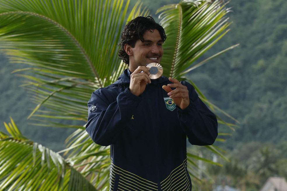 Gabriel Medina com a medalha de bronze do surfe em Paris 2024 — Foto: Ben Thouard / POOL / AFP