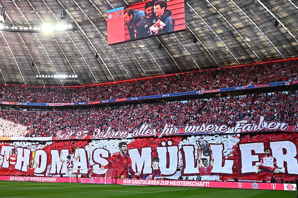 Thomas M&uuml;ller &eacute; homenageado em despedida do Bayern de Munique na Allianz Arena &mdash; Foto: Getty Images