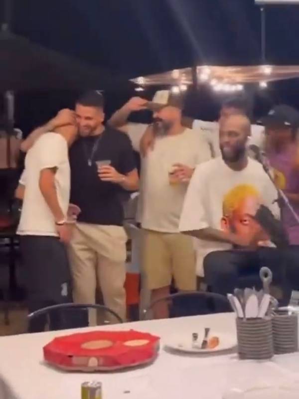 Fábio Santos chora no ombro de Renato Augusto após despedida do Corinthians; veja vídeo