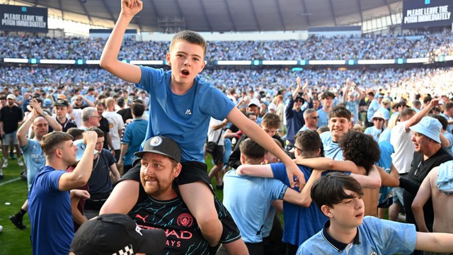 Torcida do Manchester City invade o gramado do Etihad Stadium para comemorar título da Premier League