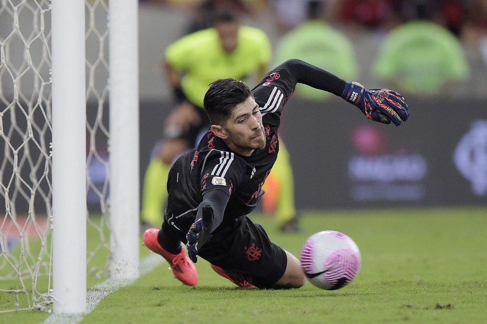 Rossi defende pênalti de Ganso em Flamengo x Fluminense — Foto: Alexandre Loureiro/AGIF