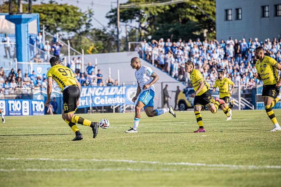 Quirino em lance de Londrina x São Bernardo pela Série C