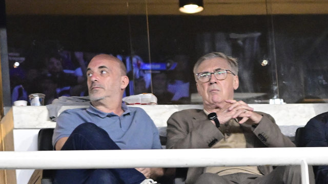 Carlo Ancelotti e comissão técnica em Botafogo x Flamengo no Nilton Santos