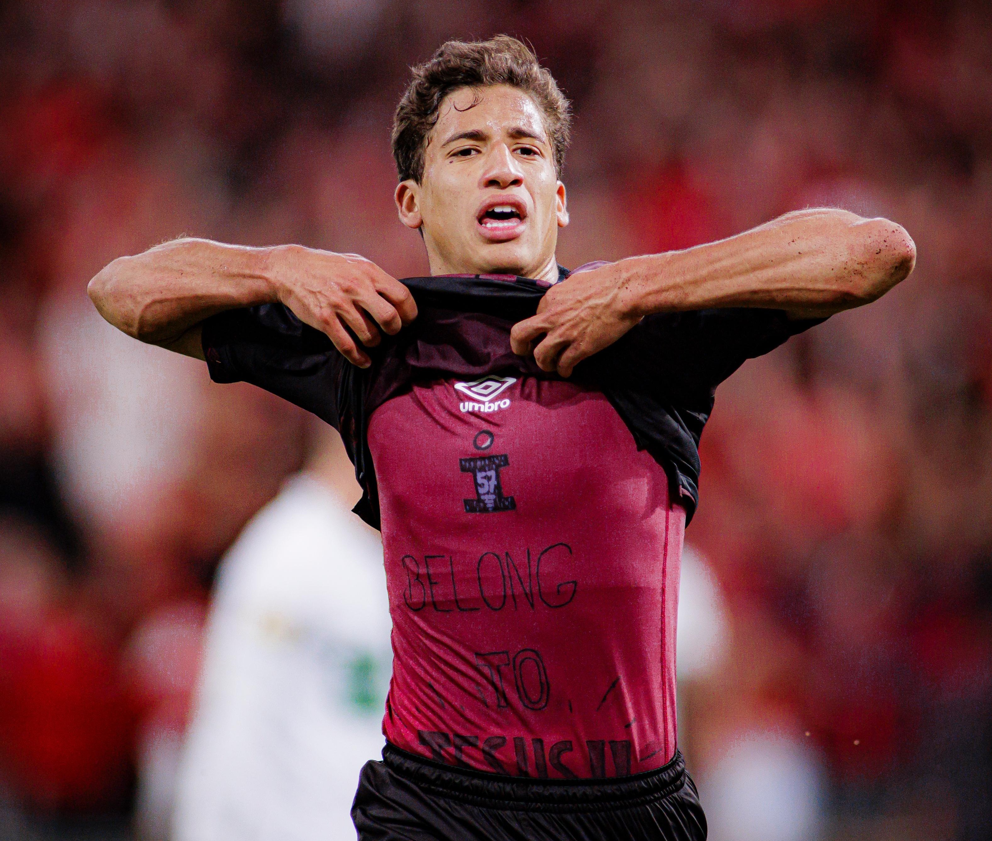 Imagem ilustrativa sobre João Cruz cala a retranca do Vitória e põe o Athletico-PR na frente na Copa do Brasil