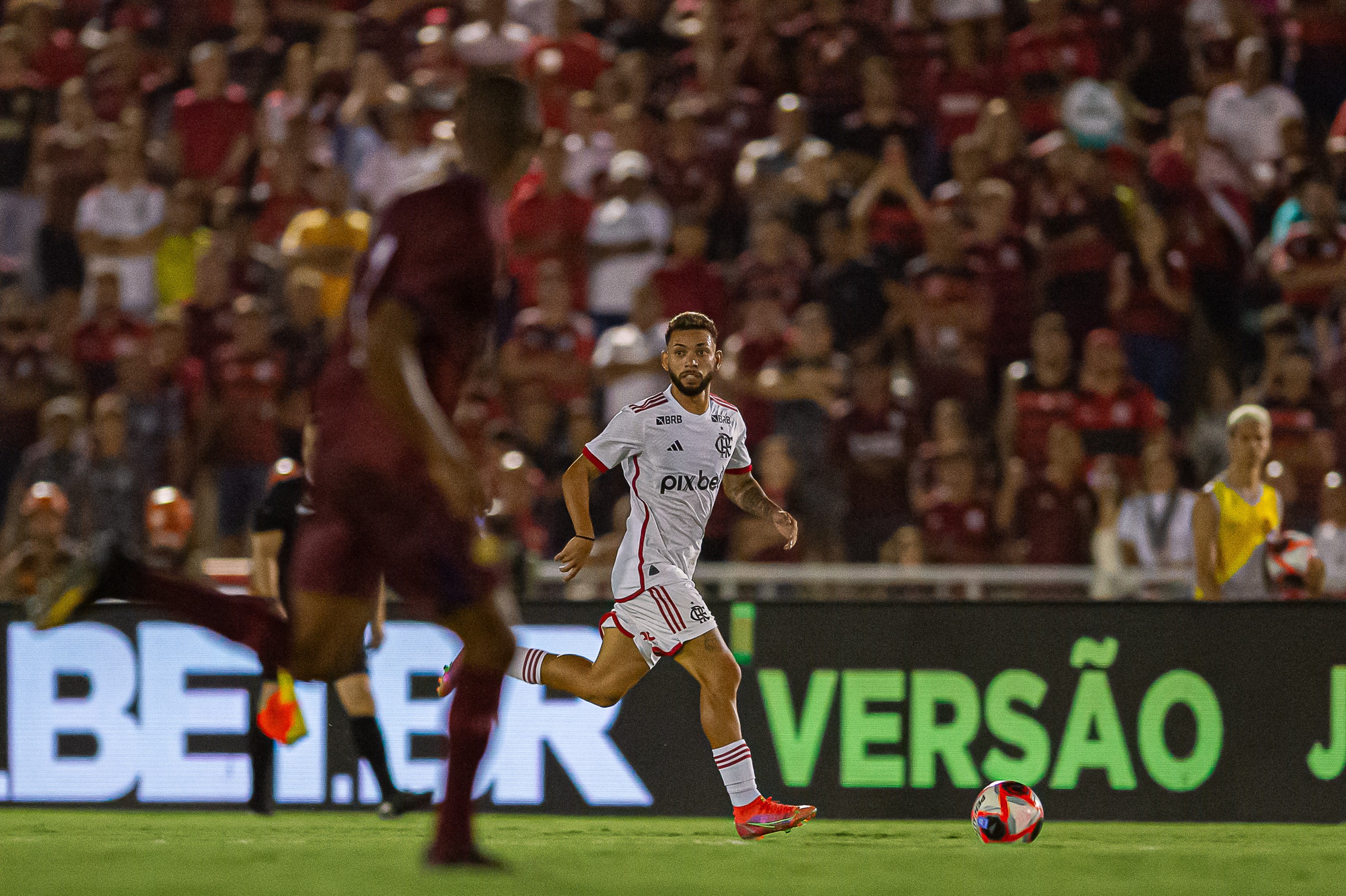 Flamengo recebe propostas dos Emirados Árabes por Zé Welinton