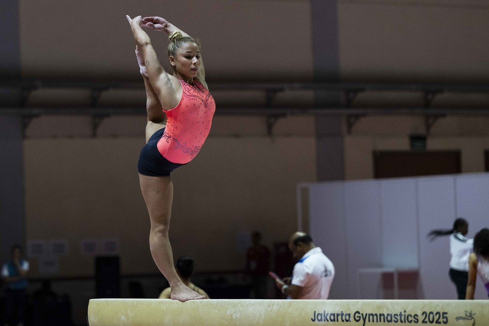 Fl&aacute;via Saraiva no treino para o Mundial de gin&aacute;stica art&iacute;stica &mdash; Foto: MeloGym/CBG