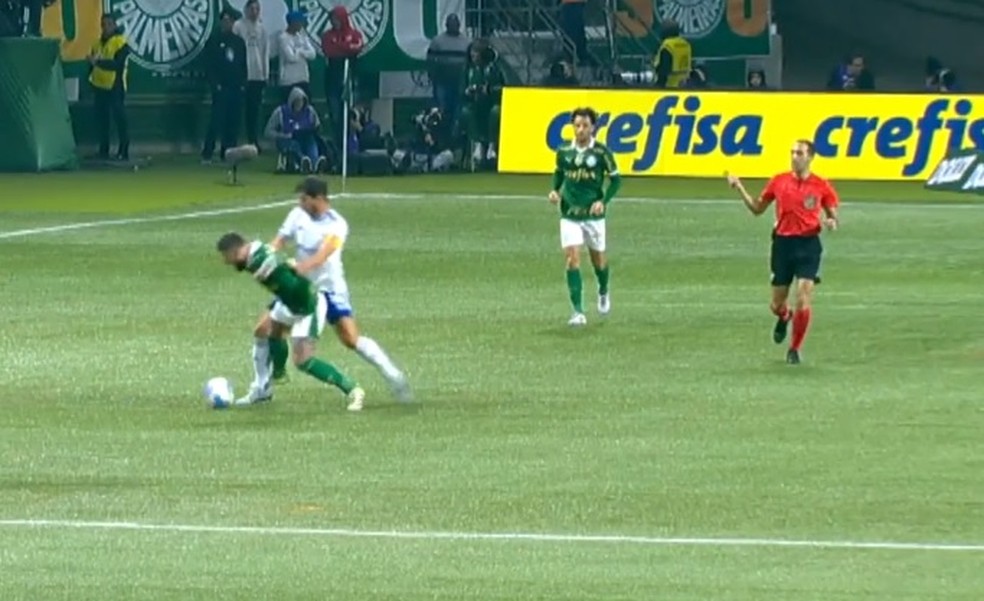 VAR analisa falta em Cruzeiro x Palmeiras — Foto: Reprodução