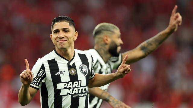 Savarino comemora gol do Botafogo contra o Internacional, pelo Brasileirão