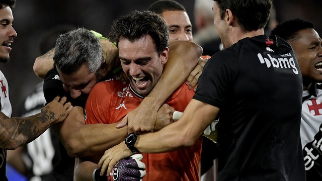 Léo Jardim comemora classificação do Vasco contra o Fluminense