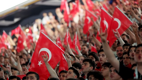 Euro: punição a Demiral gera onda de apoio e leva até presidente a jogo da Turquia - Foto: (Murad Sezer/Reuters)