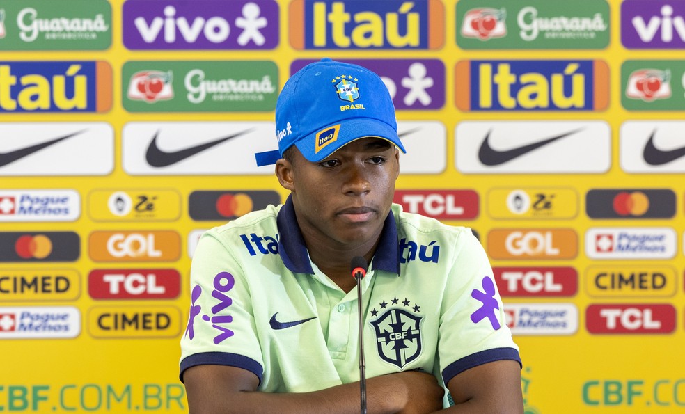 Endrick concedeu entrevista coletiva na Seleção neste domingo — Foto: Joilson Marconne / CBF