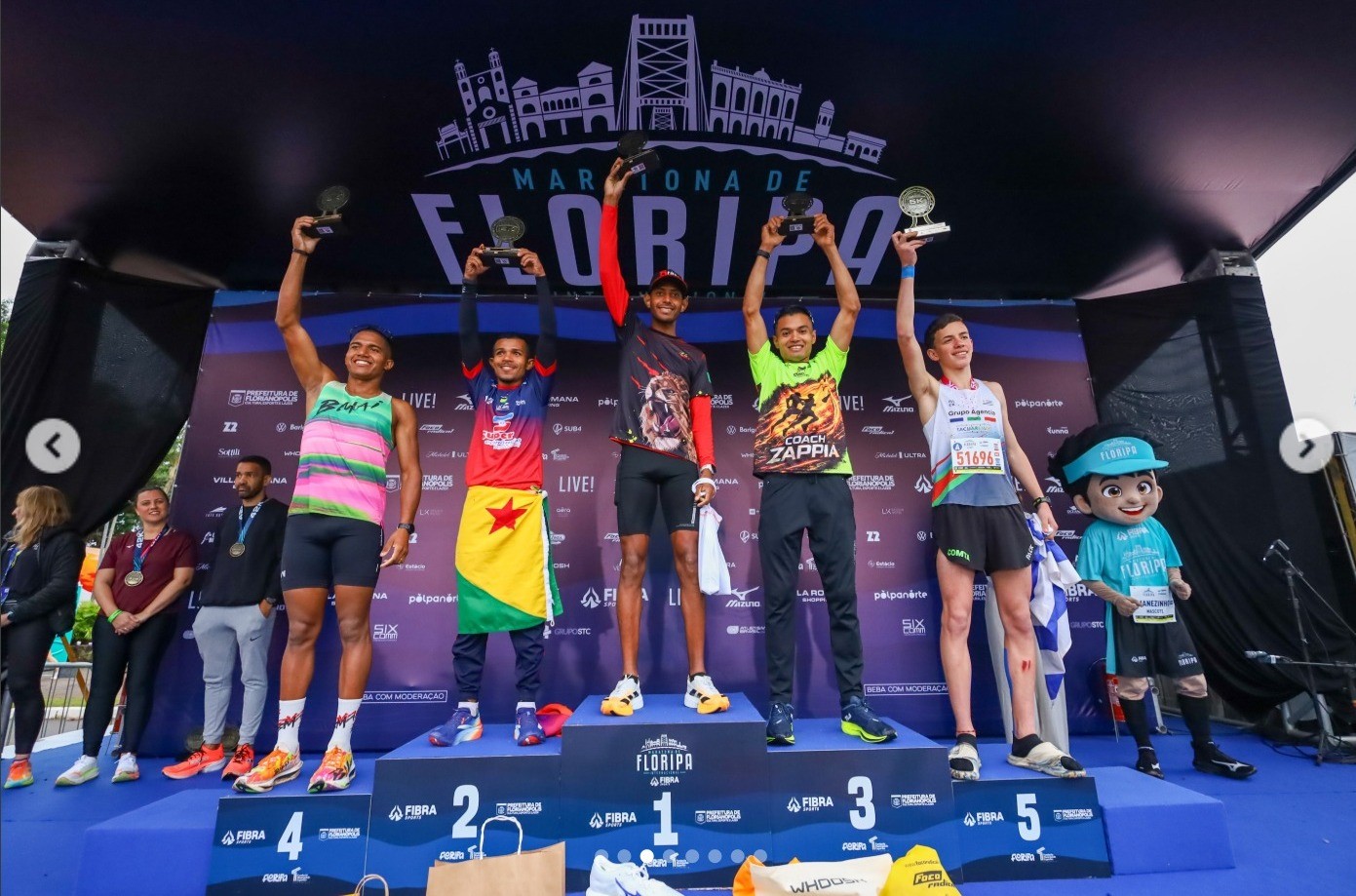 Corredor Mateus Silva cruzando a linha de chegada na Maratona Internacional de Florianópolis