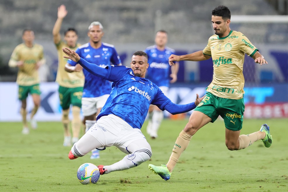Zé Ivaldo, do Cruzeiro, em disputa de bola com Flaco López, do Palmeiras — Foto: Gilson Lobo/AGIF