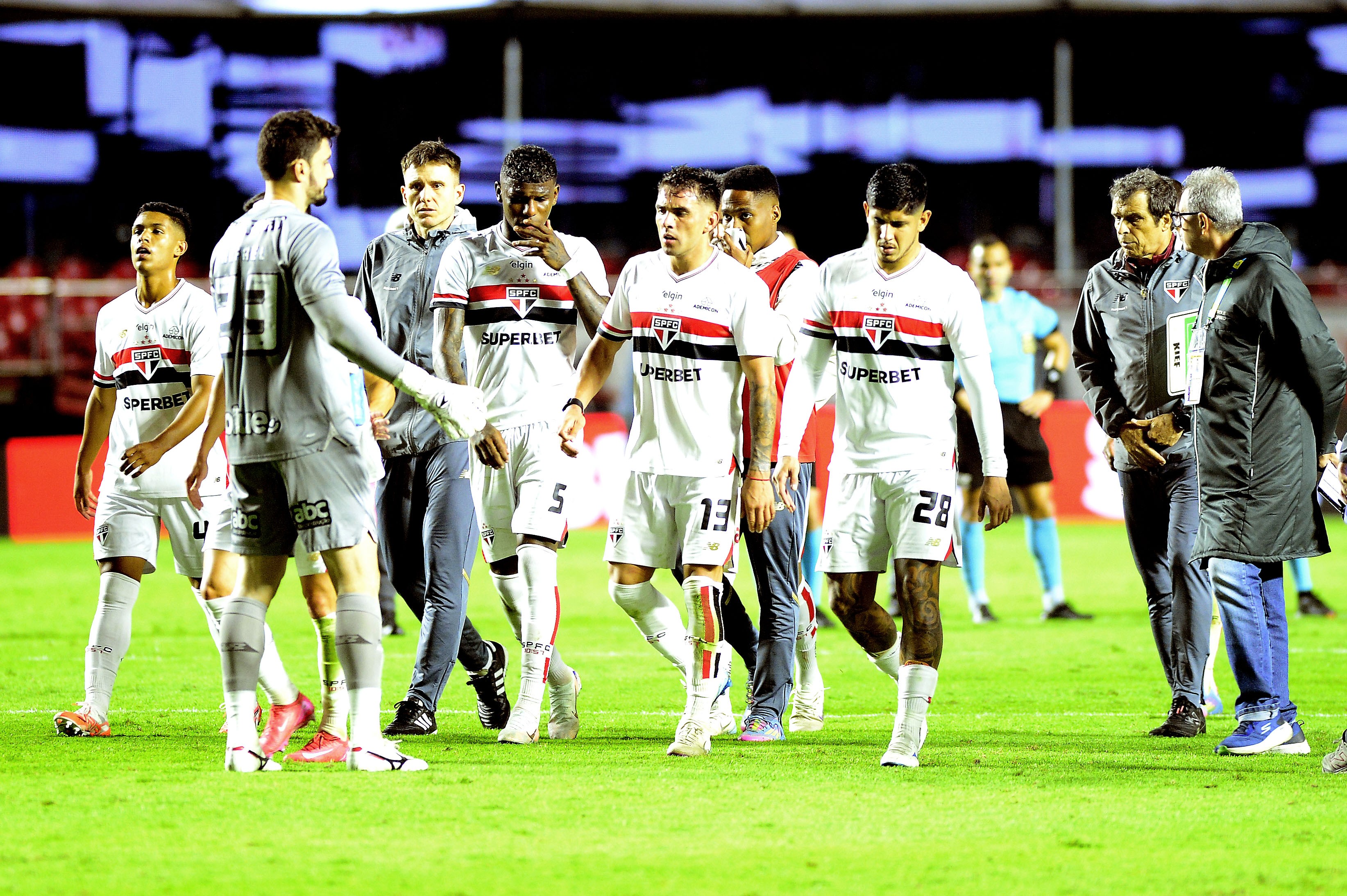 São Paulo enfrenta crise e perde força em busca de recuperação no Brasileirão