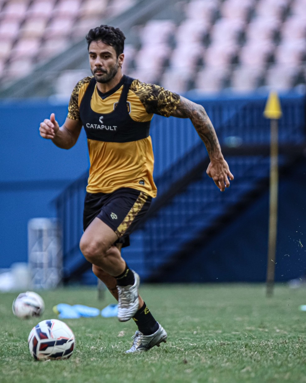 Henrique Almeida vive boa fase no Amazonas &mdash; Foto: Jo&atilde;o Normando/Amazonas FC