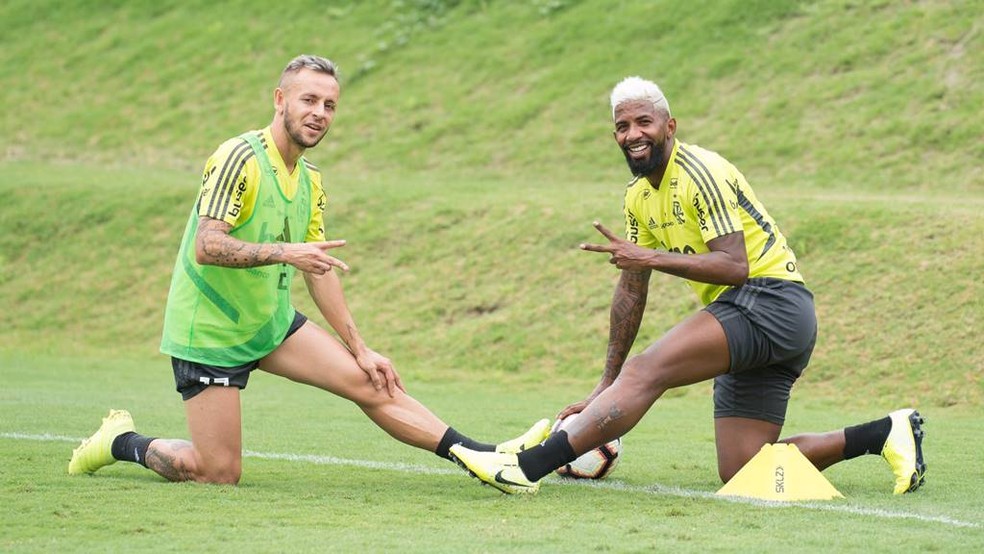 Rafinha e Rodinei em momento de comemoração nos tempos de Flamengo.