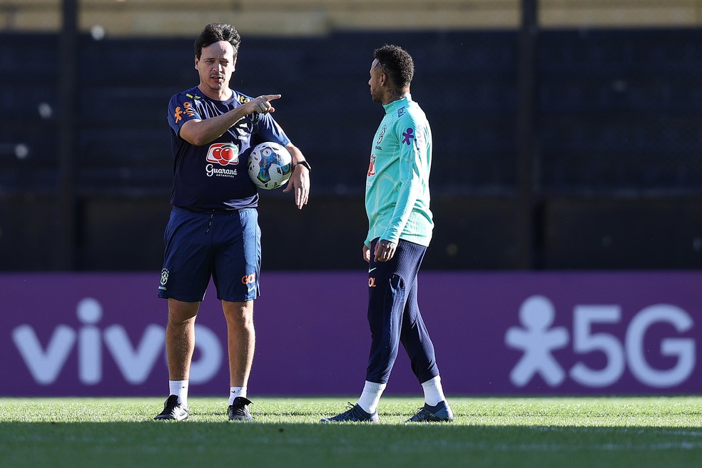 Fernando Diniz conversa com Neymar em treino da Seleção: admiração mútua — Foto: Vitor Silva / CBF