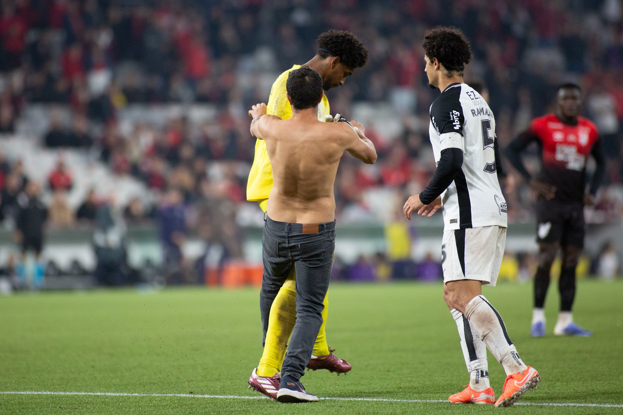 Athletico se manifesta sobre invasor no jogo contra o Corinthians