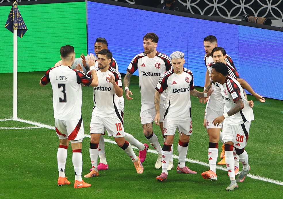 Jogadores do Flamengo comemoram gol de Jorginho contra o PSG � Foto: Reuters