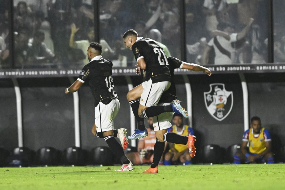 Praxedes comemora gol do Vasco com Payet � Foto: Andr� Dur�o / ge